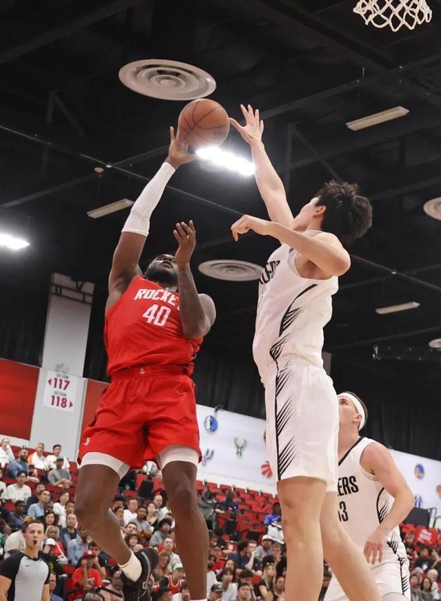 火箭双核砍分,力压开拓者 火箭双核砍分,力压开拓者