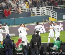 包含英超球队齐心协力，备战欧冠淘汰赛的词条