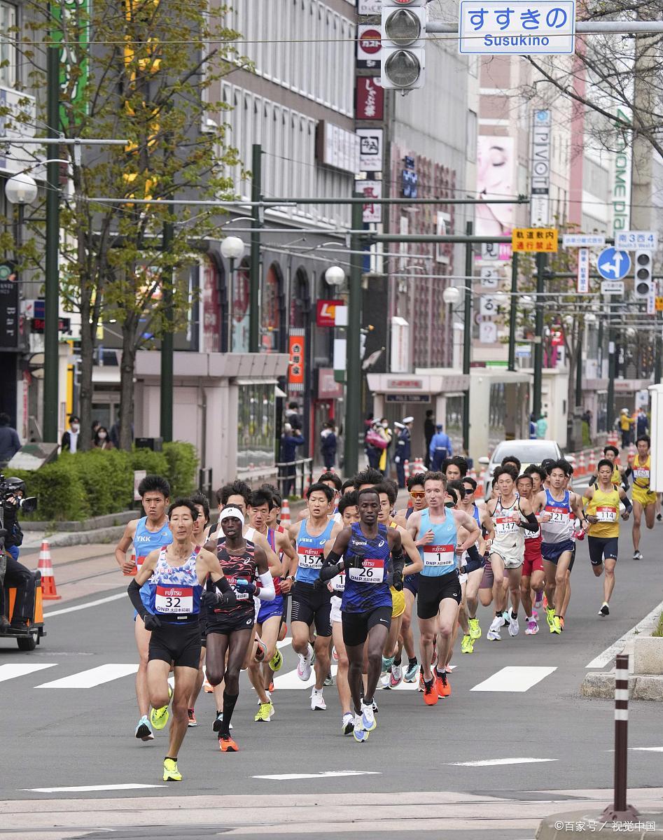 体育赛事直播-选手纷纷亮相冠军赛台，角逐激烈
