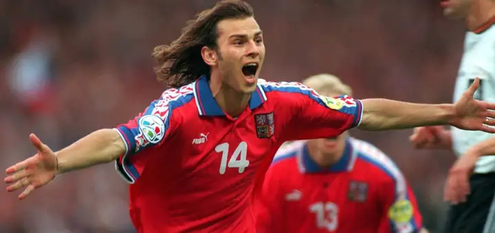 捷克女子足球队在比赛中展现技艺