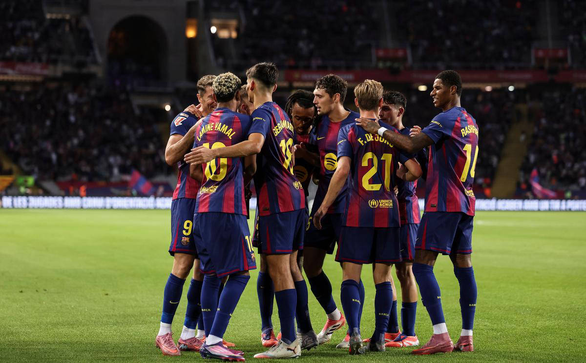 巴塞罗那大比分胜出，继续领跑